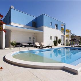 4 Bedroom Seaside Villa with Heated Pool in Podstrana, sleeps 9-10